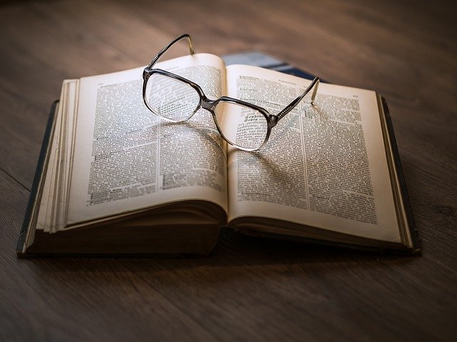 brýle na knize.jpg