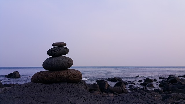 kameny na pobřeží.jpg