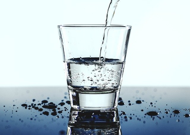 voda ve sklenici