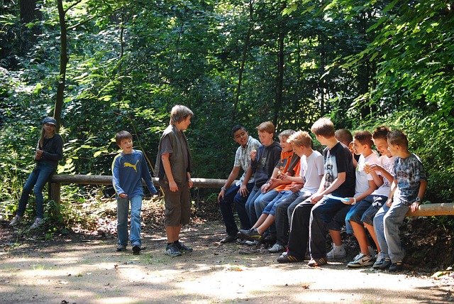 mládež v lese