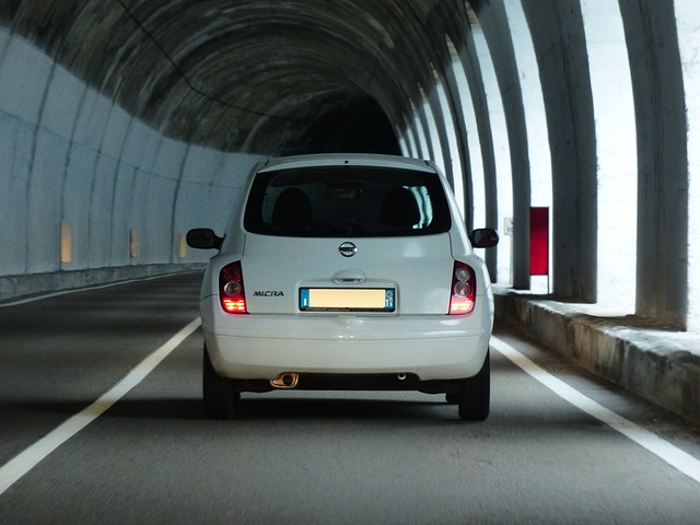 auto v tunelu