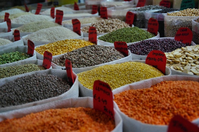 Trh s různými druhy fazolí